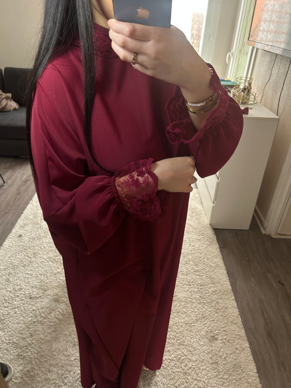 Abaya à dentelles voile intégré bordeaux