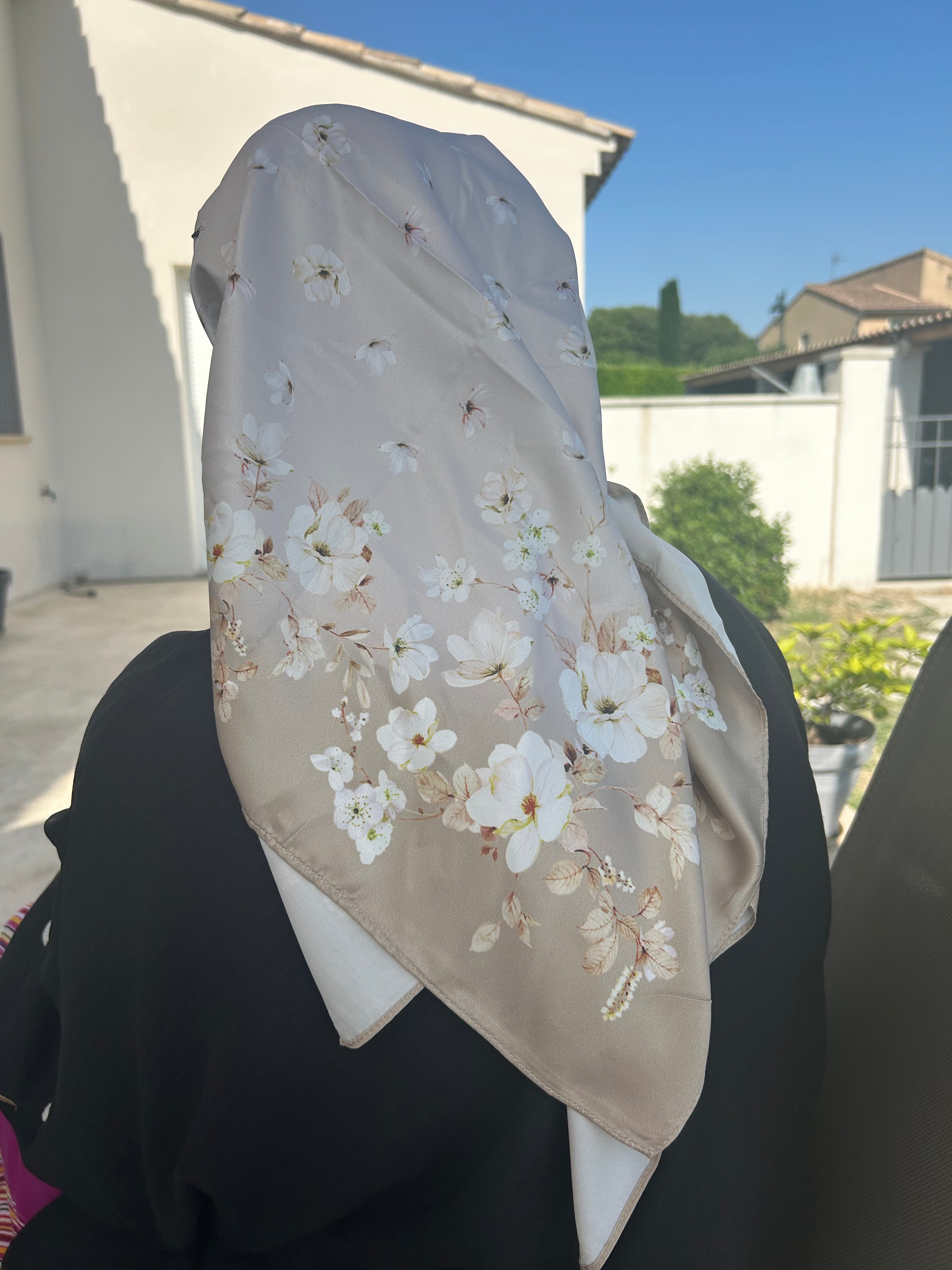 carré de soie moyen « fleur » - beige foncé