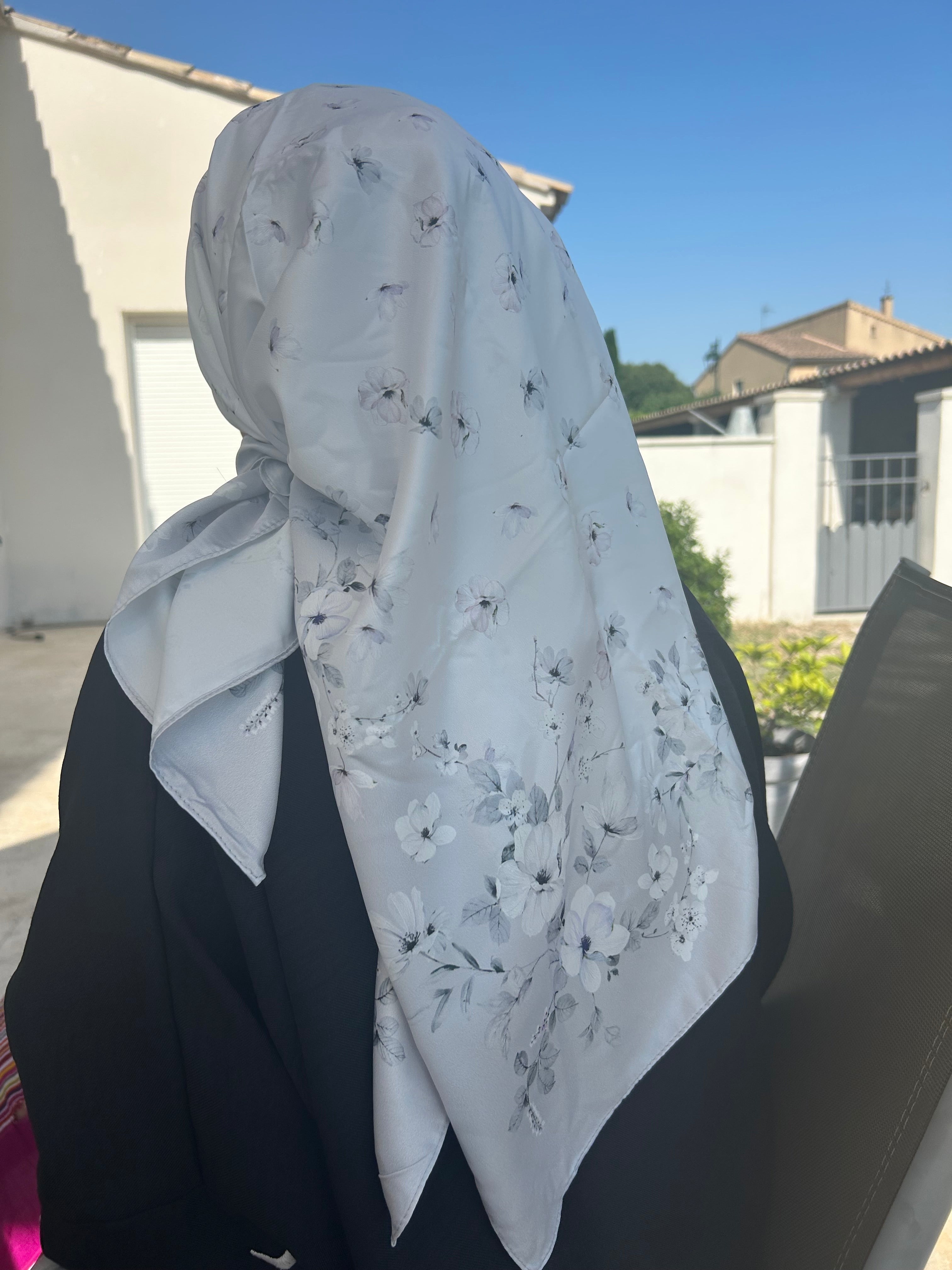 carré de soie moyen « fleurs » - gris clair