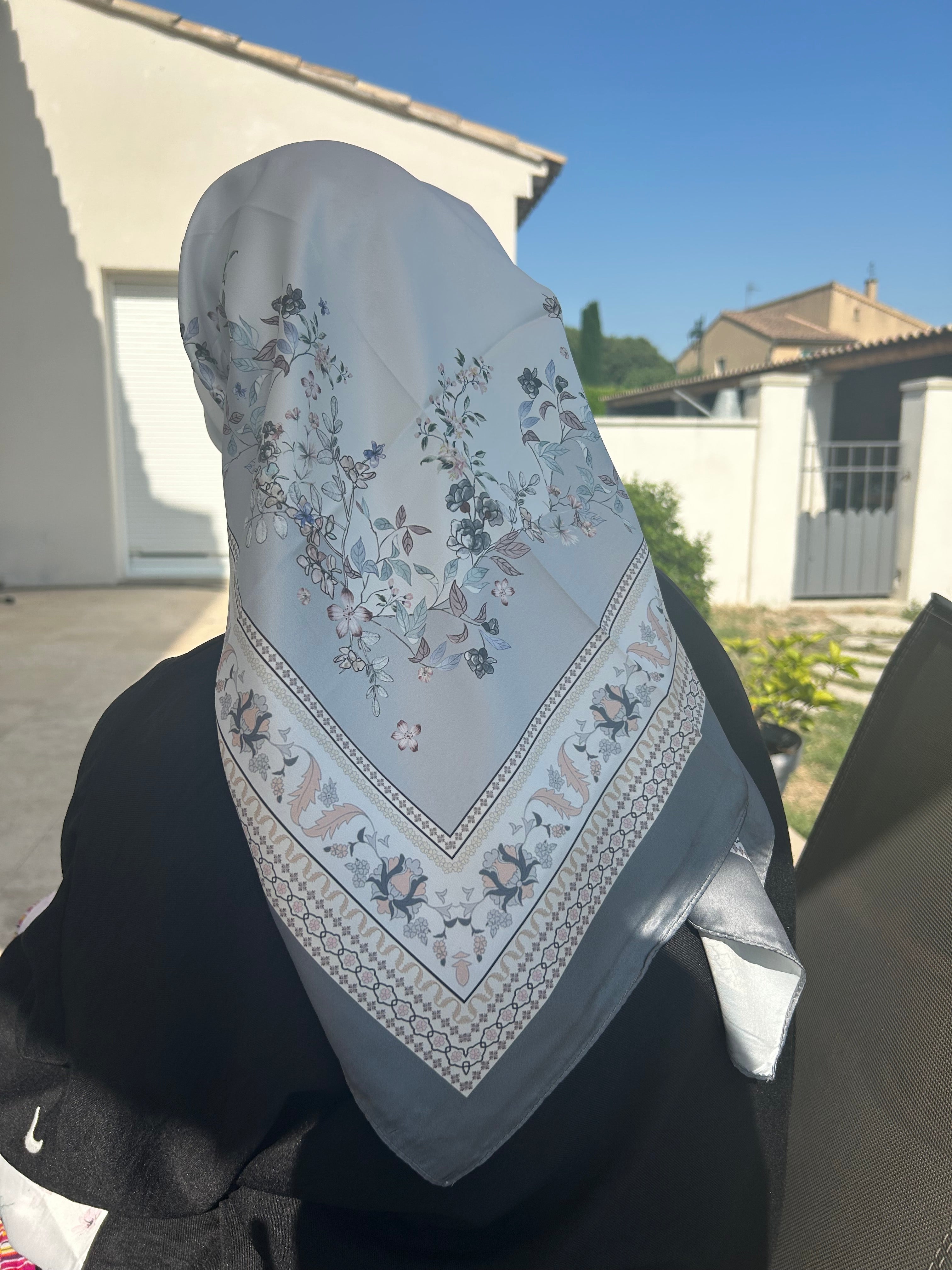 carré de soie moyen « floral » - full gris