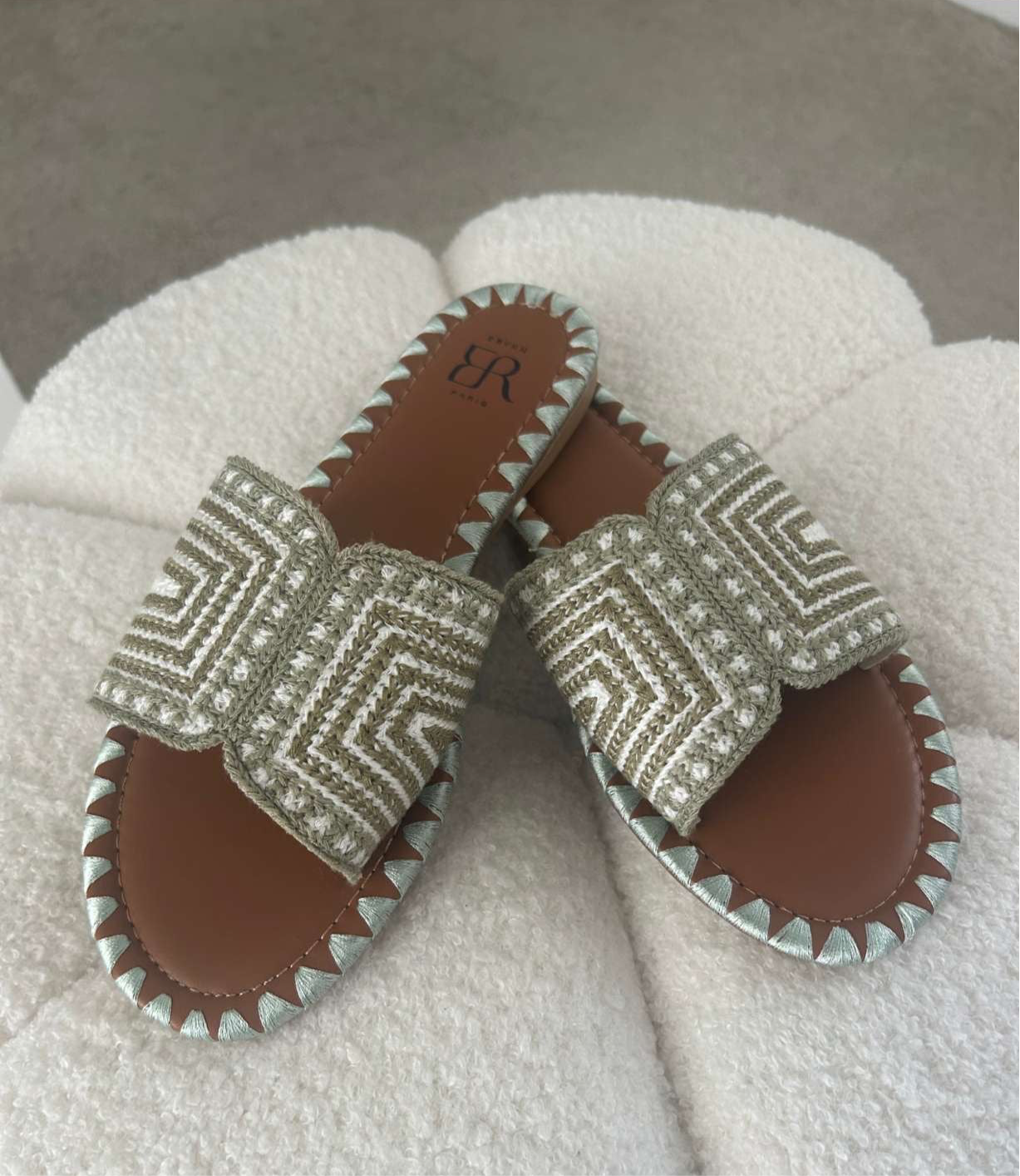 Claquettes brodées - vert